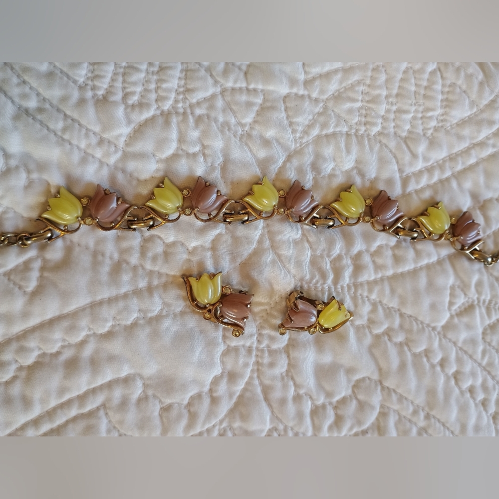 Vintage 50s Kramer Thermoset Necklace & Earrings Set. Yellow & Lilac Tulips